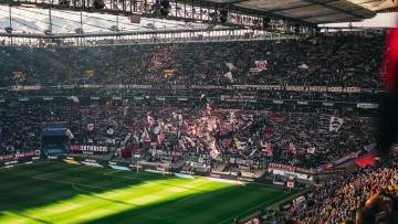 曼联取消埃德松交易，亚特兰大确认球员健康可出战（配图示意）
